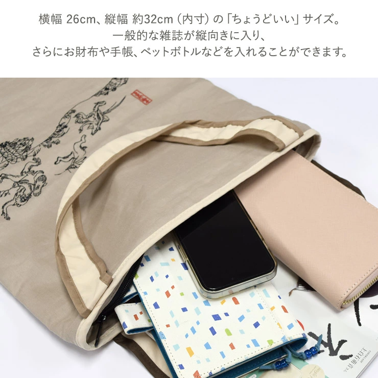 日本の気候を考慮した気の利いた機能として、折りたたみ傘が入るファスナー付きのポケットも付いた点が非常に便利