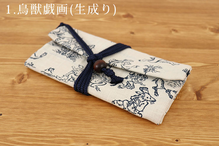 財布を超えた多用途性。小物入れやスマホケースとしても。