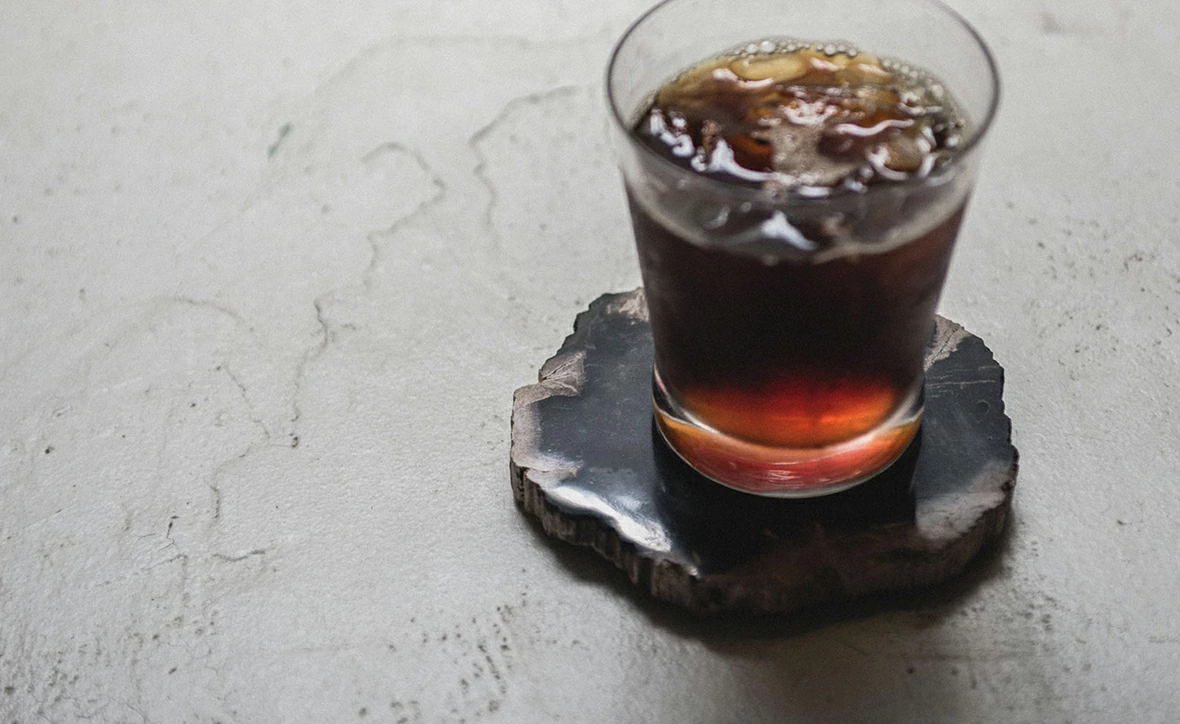 木の化石とも呼ばれている天然の珪化木を輪切りにして作ったamaburo製化石コースター