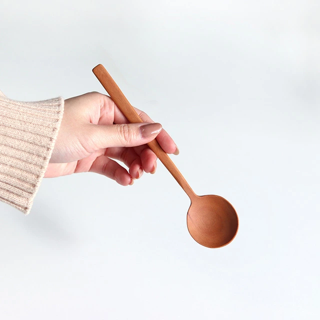 手仕事ならではの、均一すぎない柔らかなラインとミニマルスタイルの丸い形状