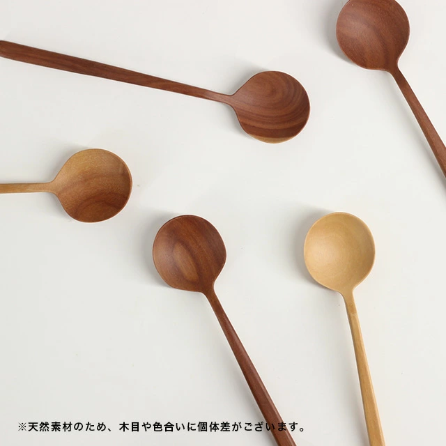 木製のシンプルなスプーンは使いやすく、老若男女で使いやすい、まさにすべての人に優しいカトラリーと言えます