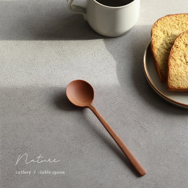 ミニマルスタイルの丸い形状が使い心地良い、天然木を使用したテーブルスプーン