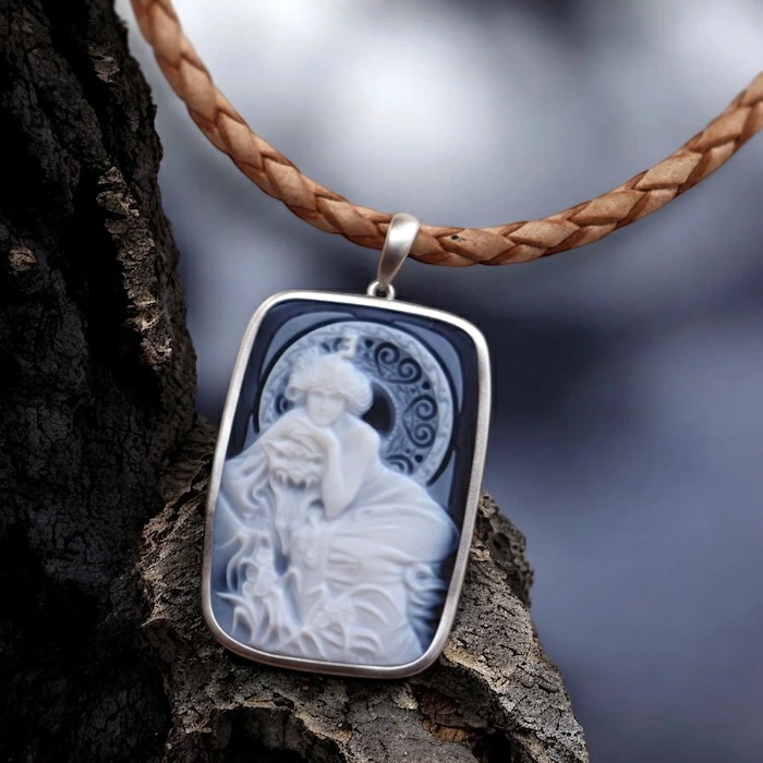 ミュシャの代表作「4つの宝石 - エメラルド」をモチーフにドイツの伝統的工芸品メノウカメオで作られたカメオペンダント