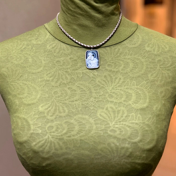 アール・ヌーヴォーを身につける。メノウカメオのペンダント。